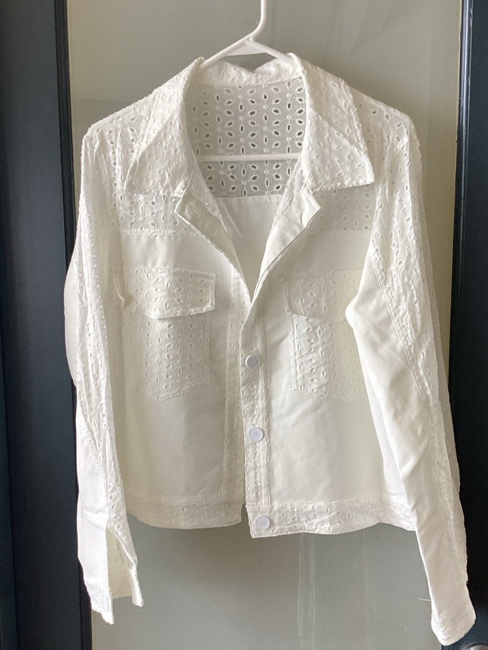 White eyelid jacket